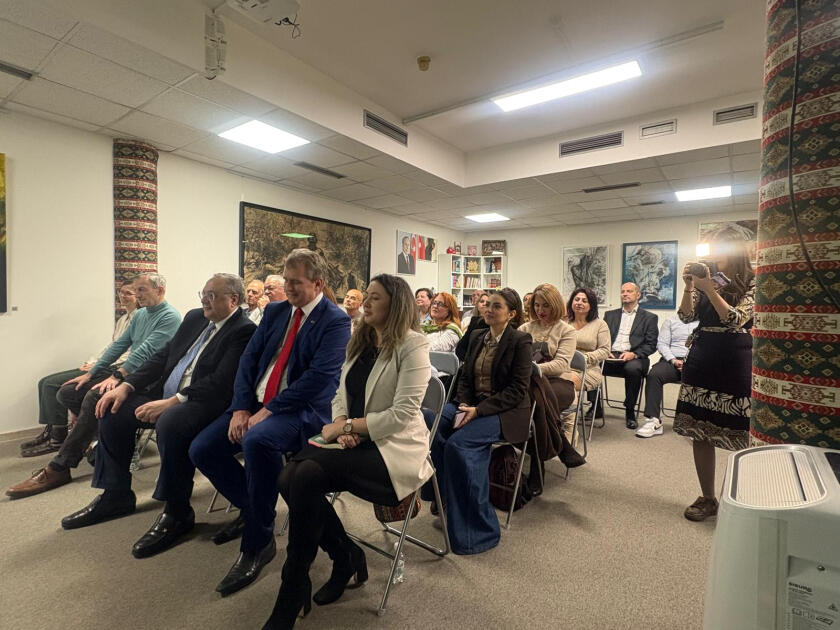 В Праге представили сборник чешской классики на азербайджанском языке