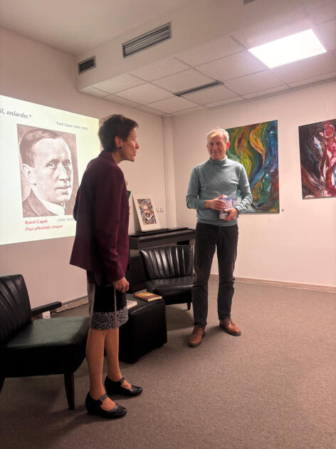 В Праге представили сборник чешской классики на азербайджанском языке