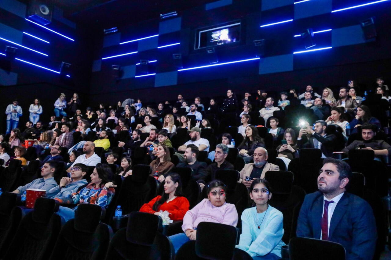 Новогодний фестиваль в Баку - бродячий цирк, жуткие существа...