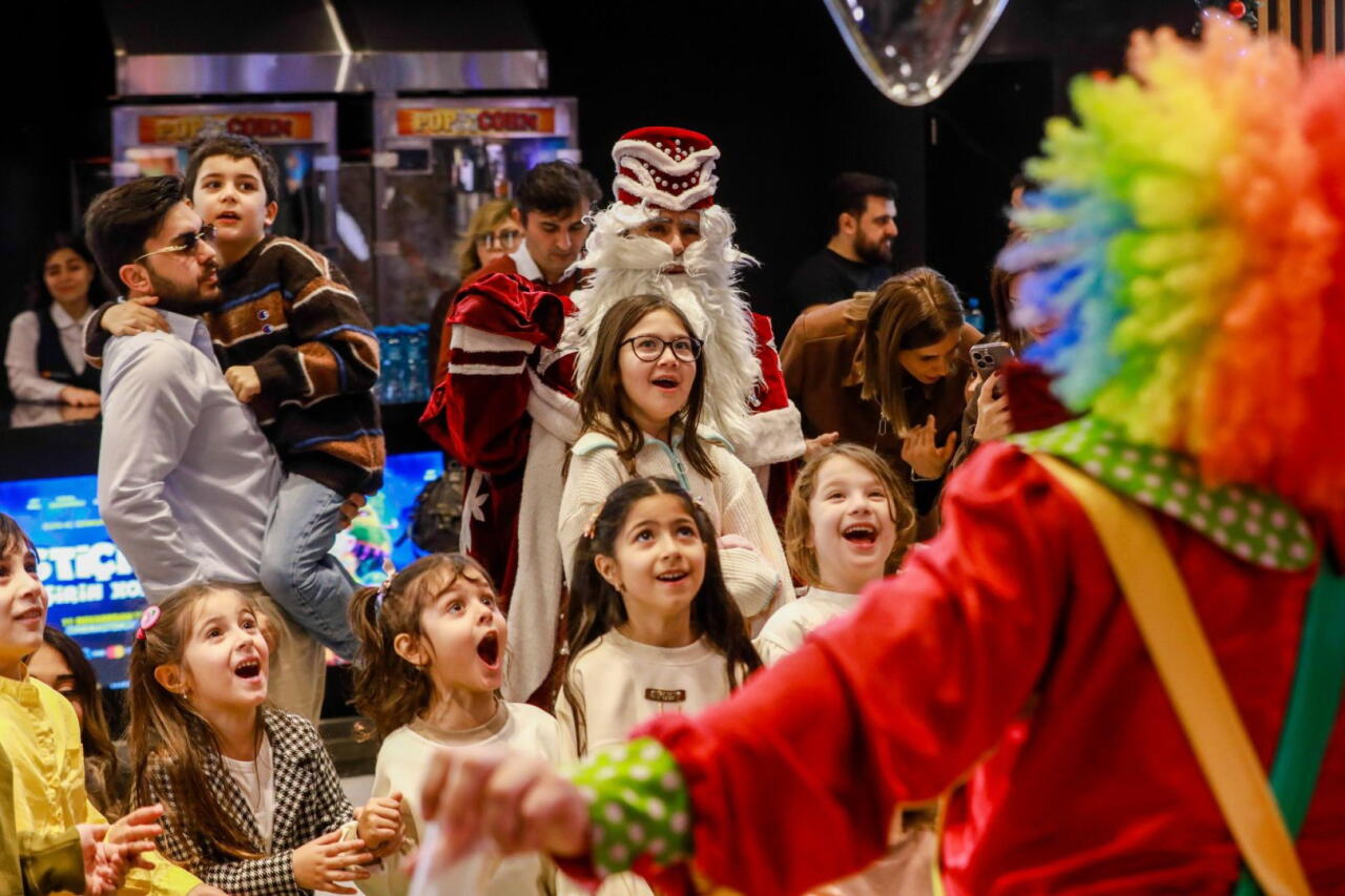 Новогодний фестиваль в Баку - бродячий цирк, жуткие существа...