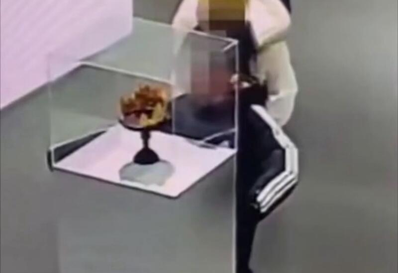 Школьник случайно уронил золотую корону в пекинском музее