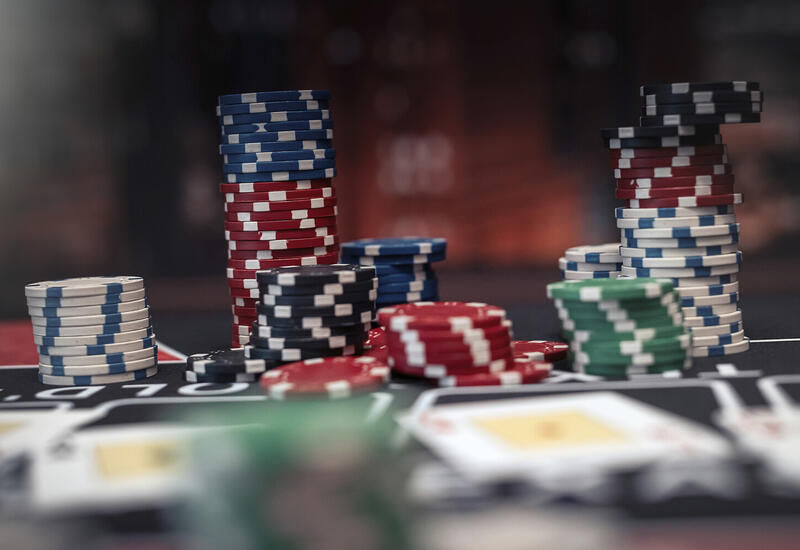 Мужчина подал в суд на казино, проснувшись в наручниках с долгом $75 тыс.