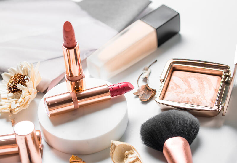 Визажист рассказала, как сделать новогодний макияж за 10 минут