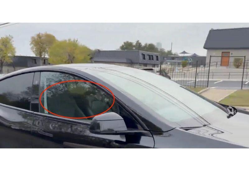 Работающее без водителя роботакси Tesla попало на видео