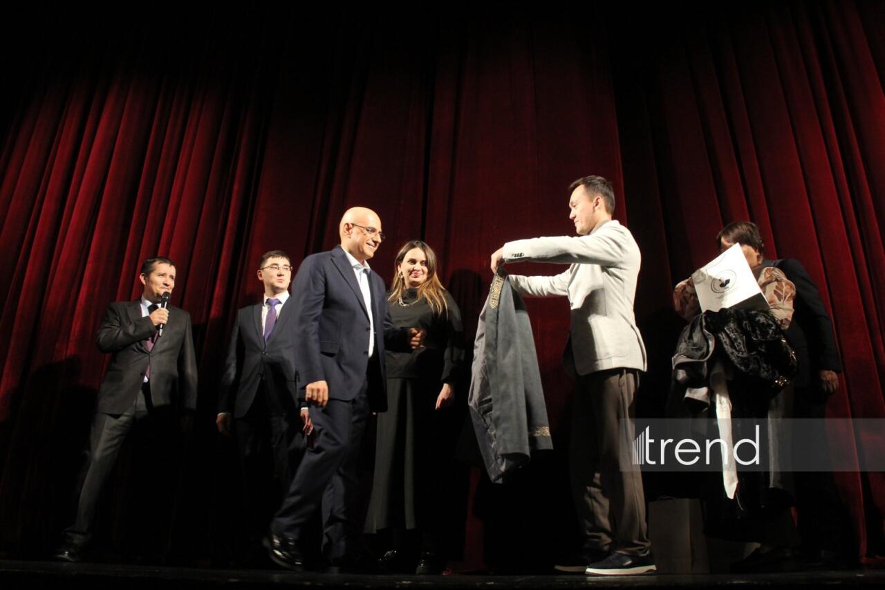 В Азербайджанском русском драмтеатре прошли первые гастроли Жетысайского драмтеатра со спектаклем "Мой друг"