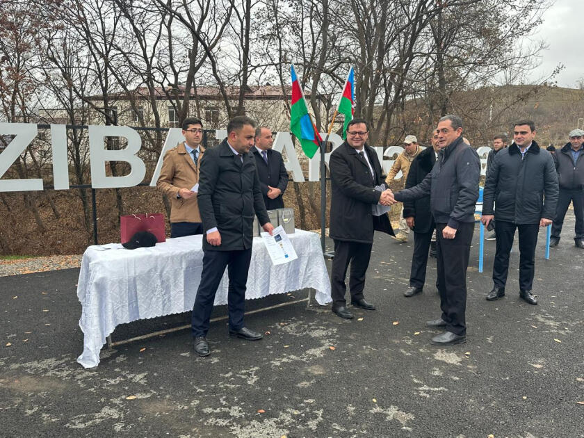 Еще 18 семьям, переселившимся в поселок Гырмызы Базар, вручены ключи от домов