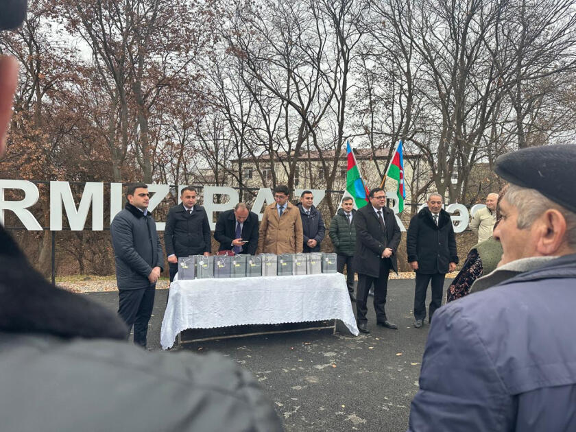 Еще 18 семьям, переселившимся в поселок Гырмызы Базар, вручены ключи от домов