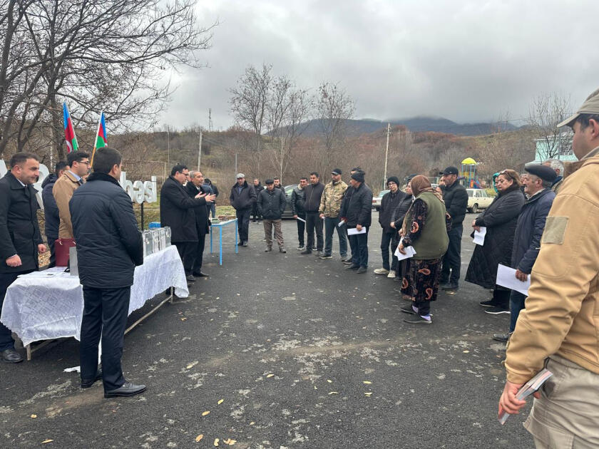 Еще 18 семьям, переселившимся в поселок Гырмызы Базар, вручены ключи от домов