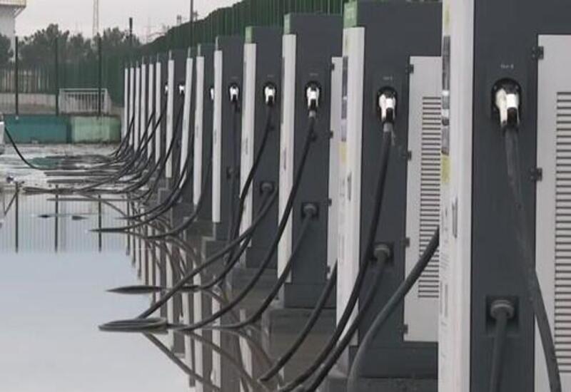 В Баку зарядная станция для электромобилей оказалась под водой