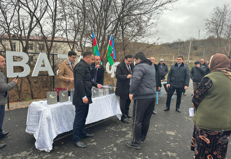 Еще 18 семьям, переселившимся в поселок Гырмызы Базар, вручены ключи от домов