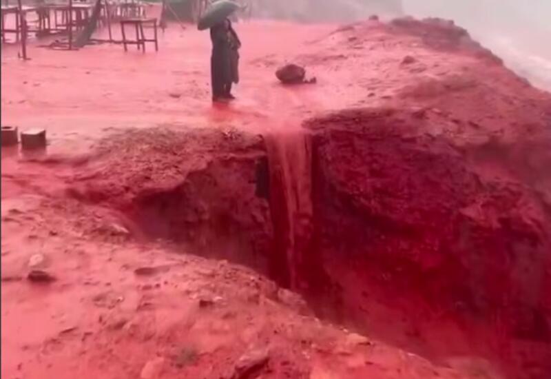 Сильный дождь окрасил пляж в Иране в цвет крови