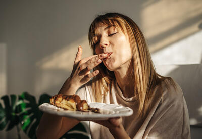 Врач рассказала, нормально ли есть один или два раза в сутки