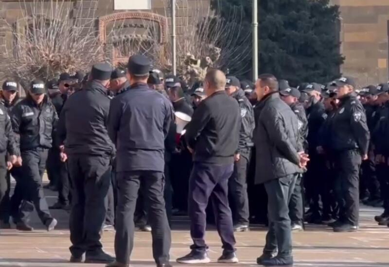 Силовики скапливаются у дверей Гарегина II