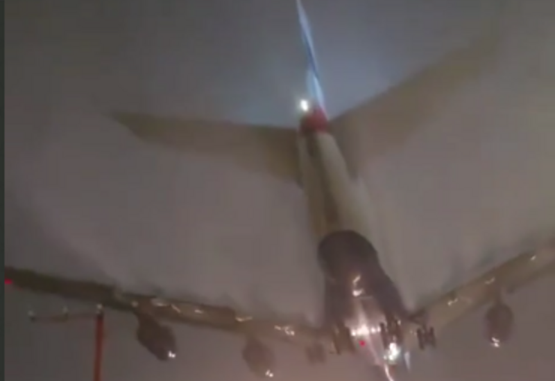 Момент посадки крупнейшего в мире пассажирского самолёта в США