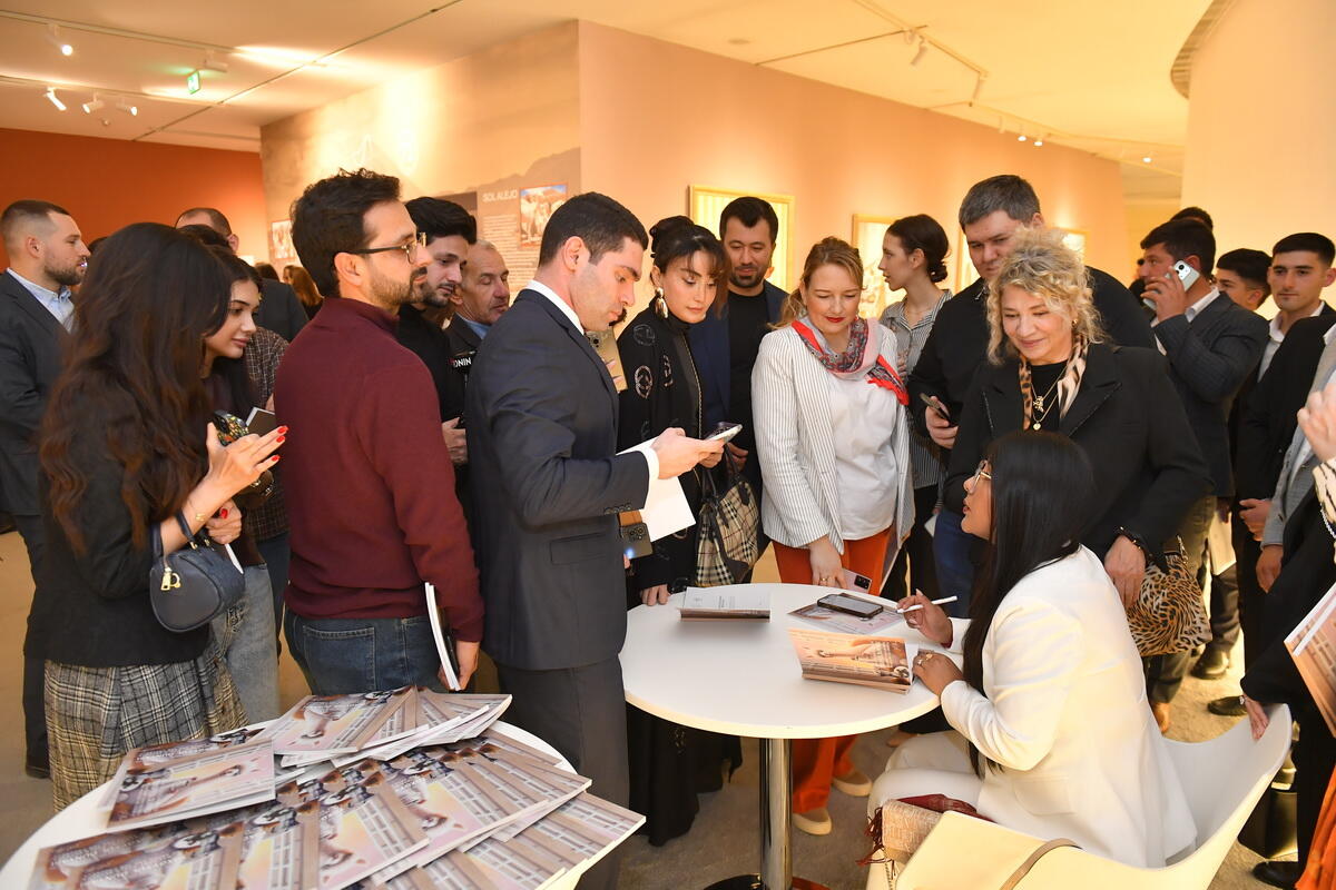 Perulu rəssam Sol Alexonun alpakaları Bakıda Heydər Əliyev Mərkəzində