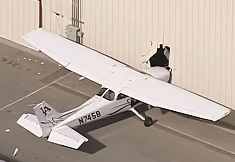 Угнанный самолет врезался в здание аэропорта Лос-Анджелеса