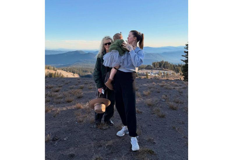 Ким Бейсингер снялась с дочерью и внучкой в горах