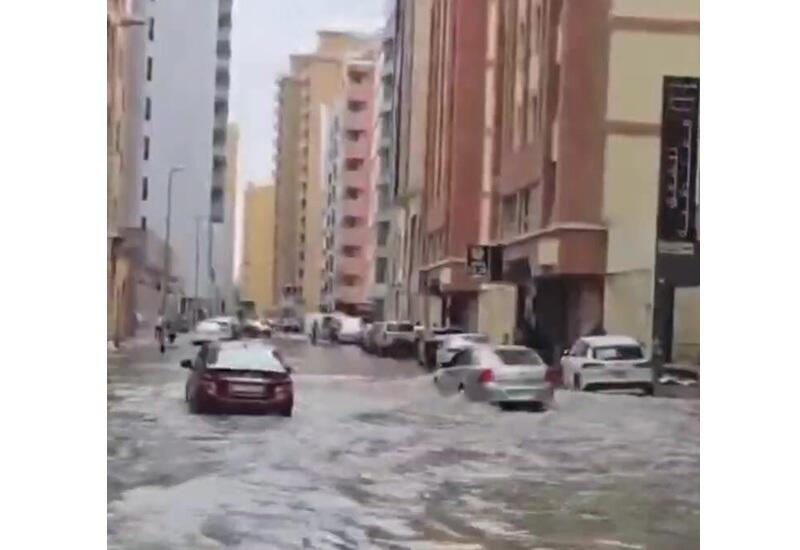 Проливные дожди привели к наводнениям в ОАЭ