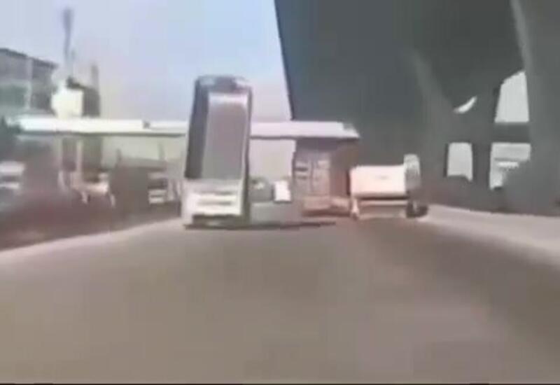 Грузовик снес пешеходный переход в Таиланде