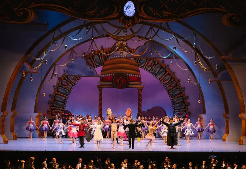 Азербайджанский дирижер сорвал овации в десятитысячном зале Мексики, выступив с крупнейшим оркестром