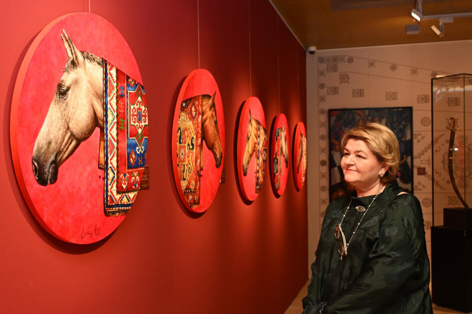 В Баку открылась персональная выставка художника Эмиля Азиза «Орнамент и силуэт»