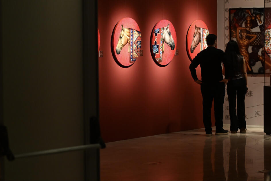 В Баку открылась персональная выставка художника Эмиля Азиза «Орнамент и силуэт»