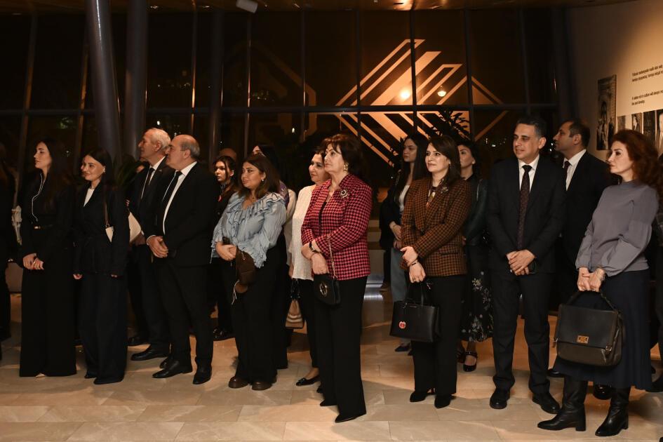 В Баку открылась персональная выставка художника Эмиля Азиза «Орнамент и силуэт»