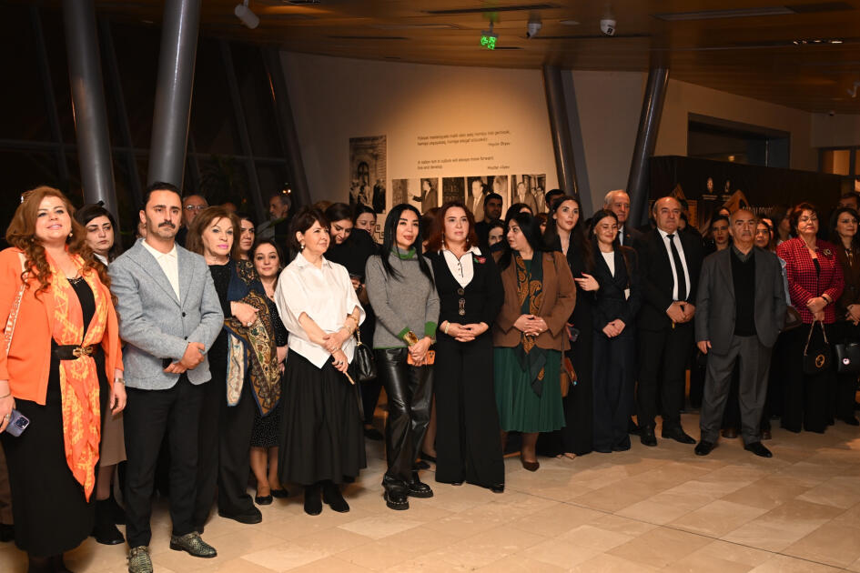 В Баку открылась персональная выставка художника Эмиля Азиза «Орнамент и силуэт»