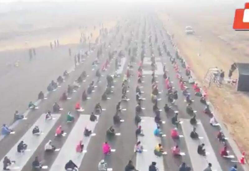 Аэродром в Индии превратился в площадку для массового экзамена