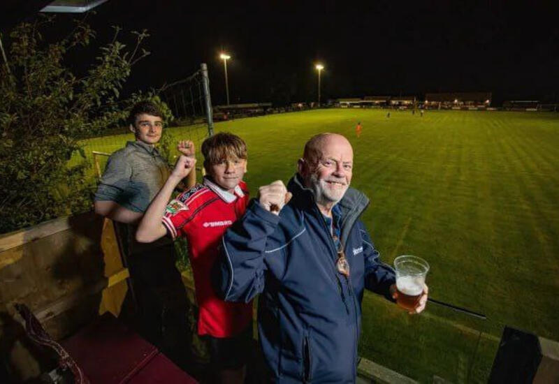 Английский болельщик нашел нестандартный способ смотреть футбол