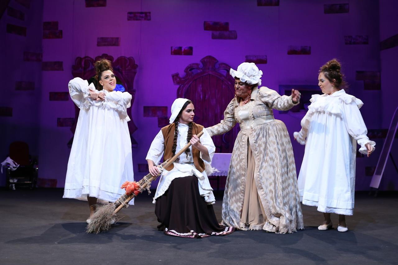 В Баку состоялась премьера спектакля "Хрустальный башмачок"