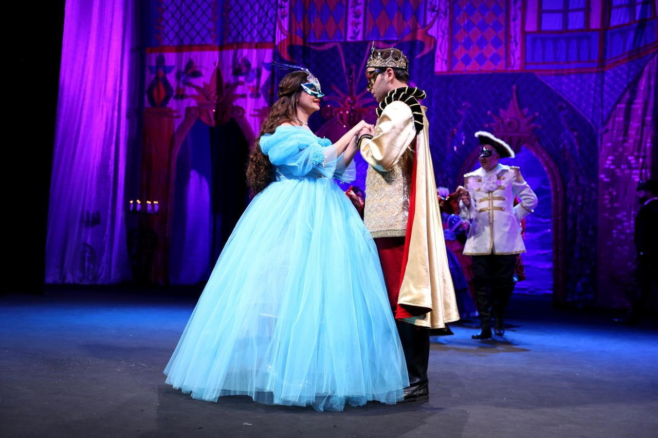 В Баку состоялась премьера спектакля "Хрустальный башмачок"