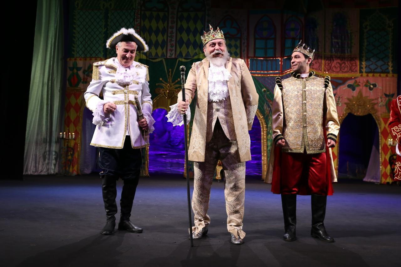 В Баку состоялась премьера спектакля "Хрустальный башмачок"