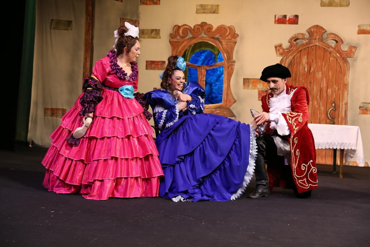 В Баку состоялась премьера спектакля "Хрустальный башмачок"