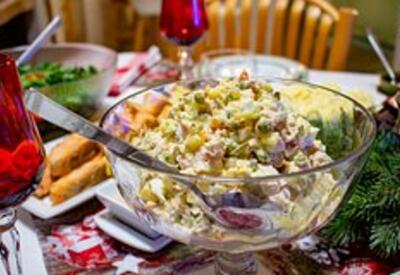 Врач назвал самое опасное сочетание оливье с алкоголем