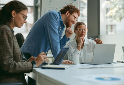 Психолог назвала плюсы и минусы «корпоративной дружбы»