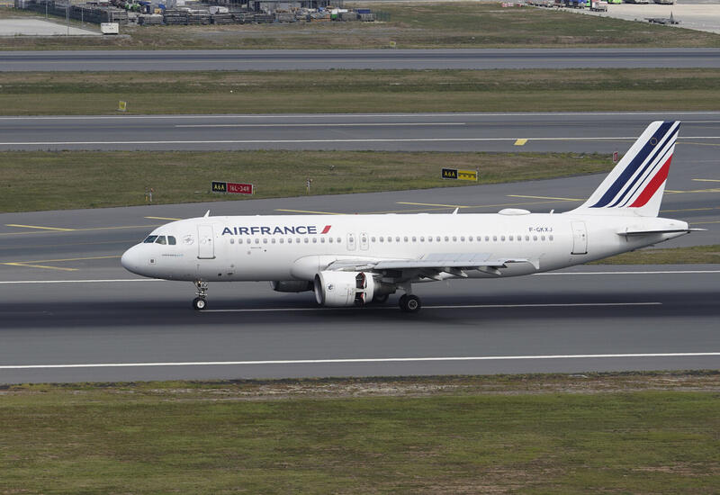 У летевшего из Парижа самолета загорелось крыло