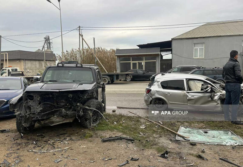 В Баку столкнулись "Hummer" и "Opel",