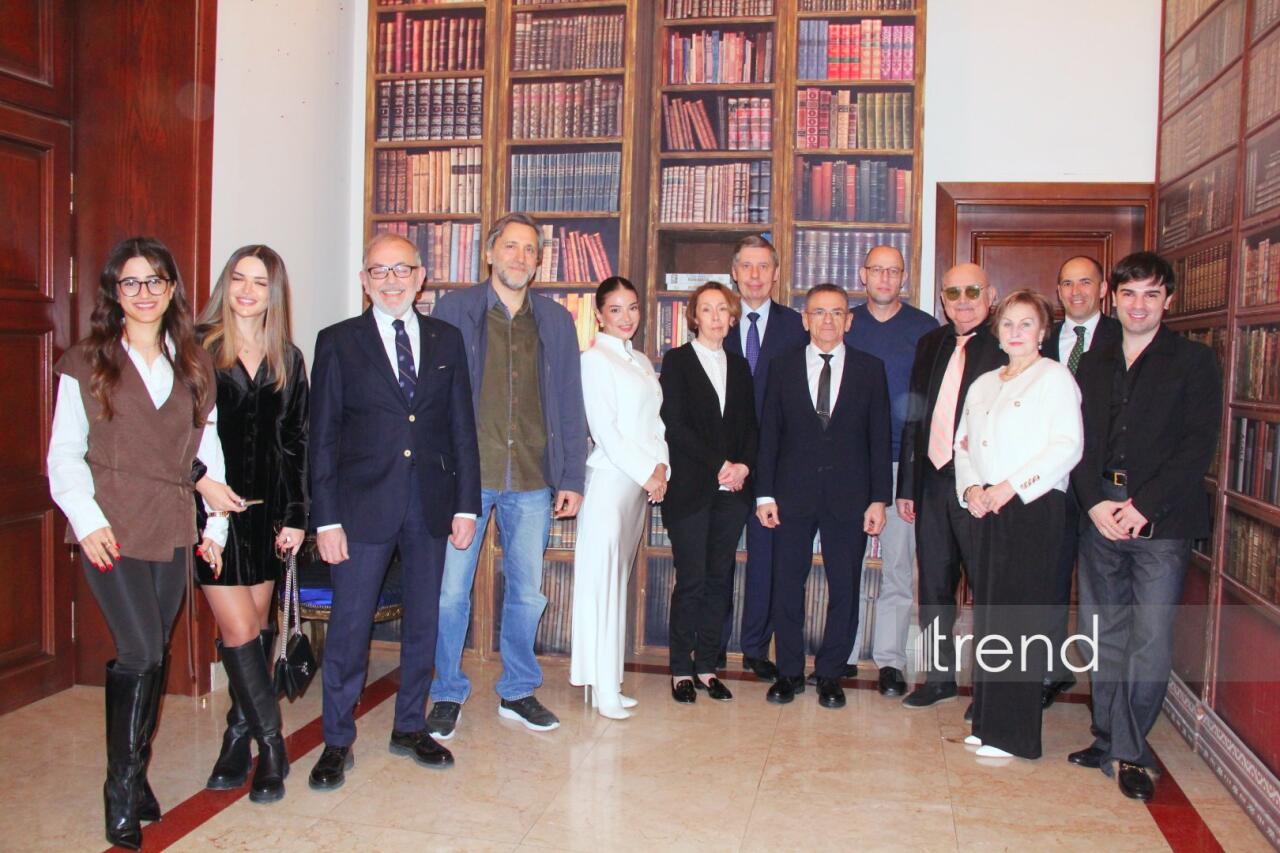 Азербайджанский русский драматический театр отметил 105-летие с классикой Шекспира