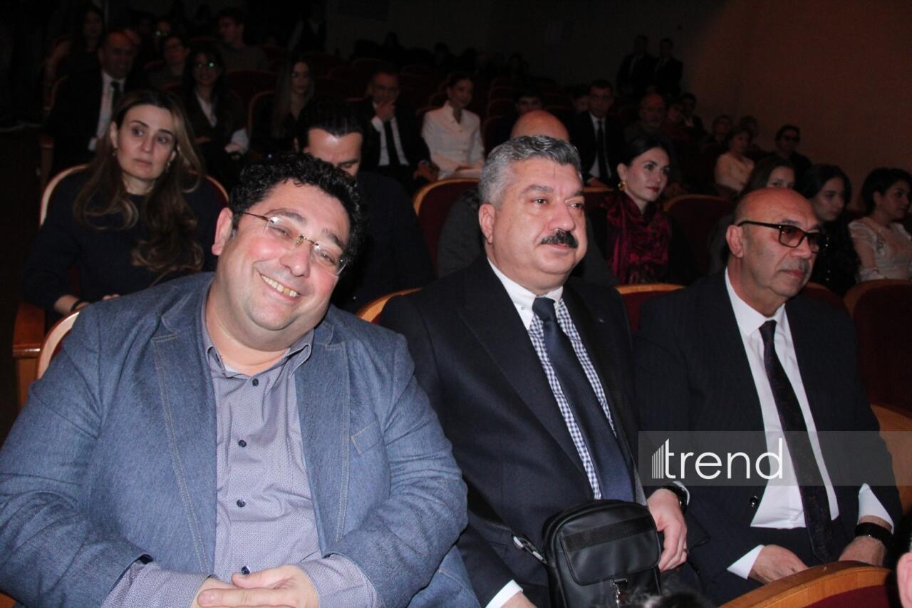 Азербайджанский русский драматический театр отметил 105-летие с классикой Шекспира