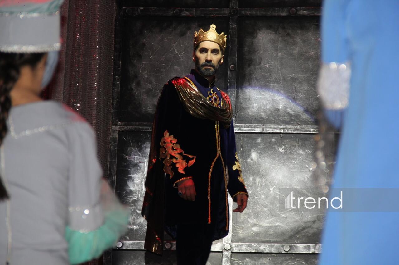 Азербайджанский русский драматический театр отметил 105-летие с классикой Шекспира