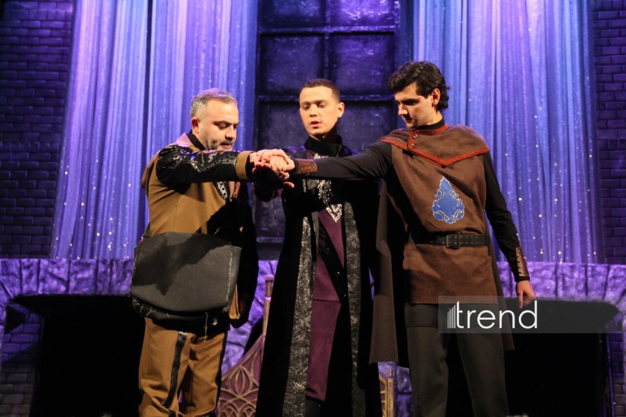 Азербайджанский русский драматический театр отметил 105-летие с классикой Шекспира