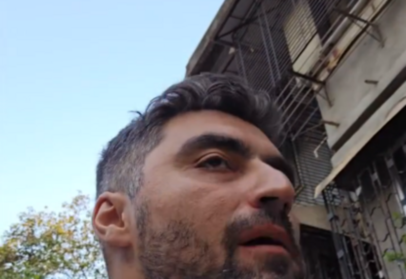 Азербайджанский блогер попробовал необычный сэндвич в Мумбаи