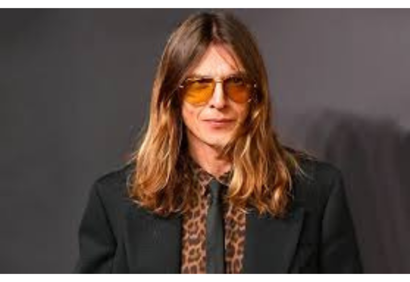 Стилист Лисовец посоветовал не надевать «все лучшее сразу» на корпоративы