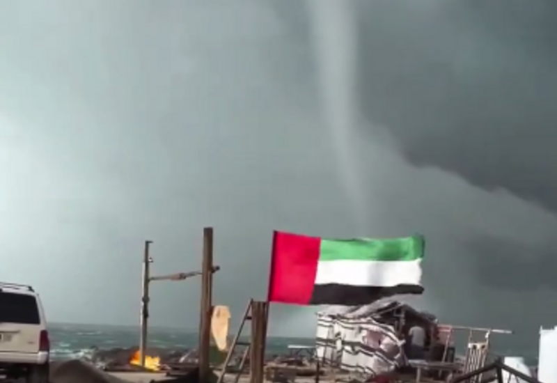 Крупный торнадо у берегов ОАЭ