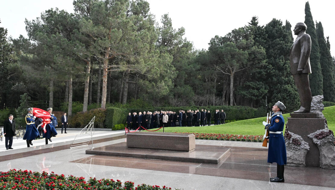 Вице-президент Турции Джевдет Йылмаз посетил могилу общенационального лидера Гейдара Алиева