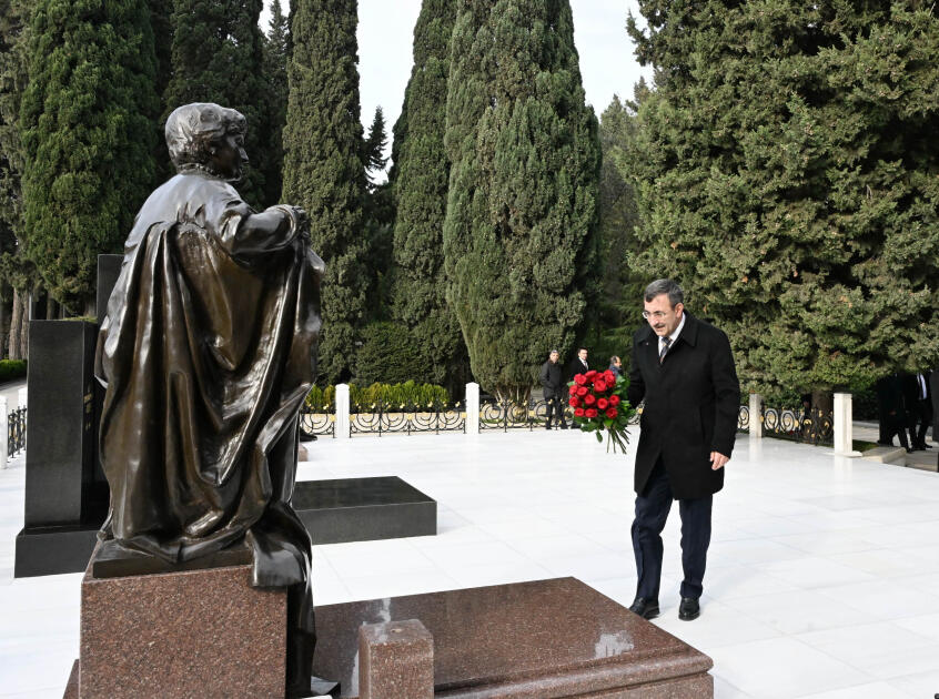 Вице-президент Турции Джевдет Йылмаз посетил могилу общенационального лидера Гейдара Алиева