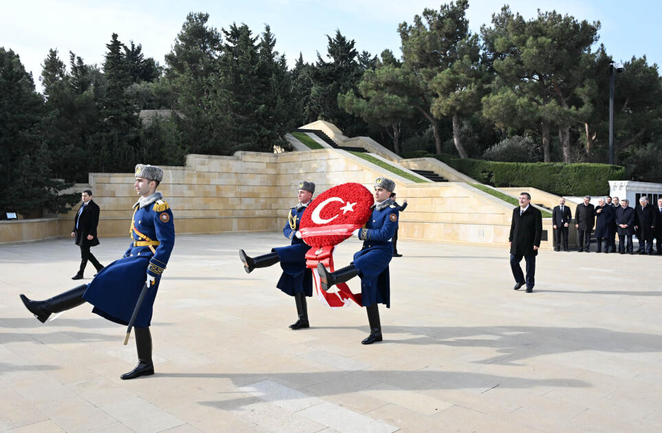 Вице-президент Турции почтил память шехидов в Баку