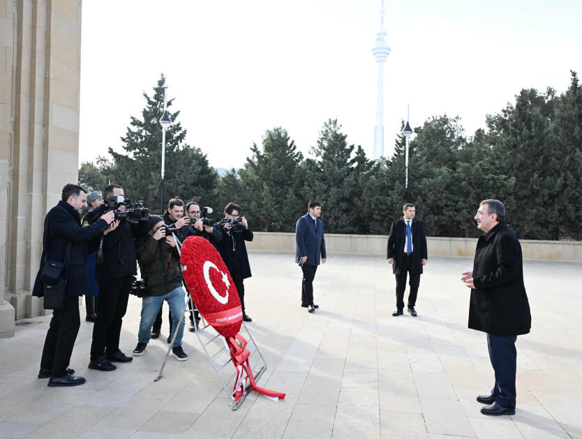 Вице-президент Турции почтил память шехидов в Баку