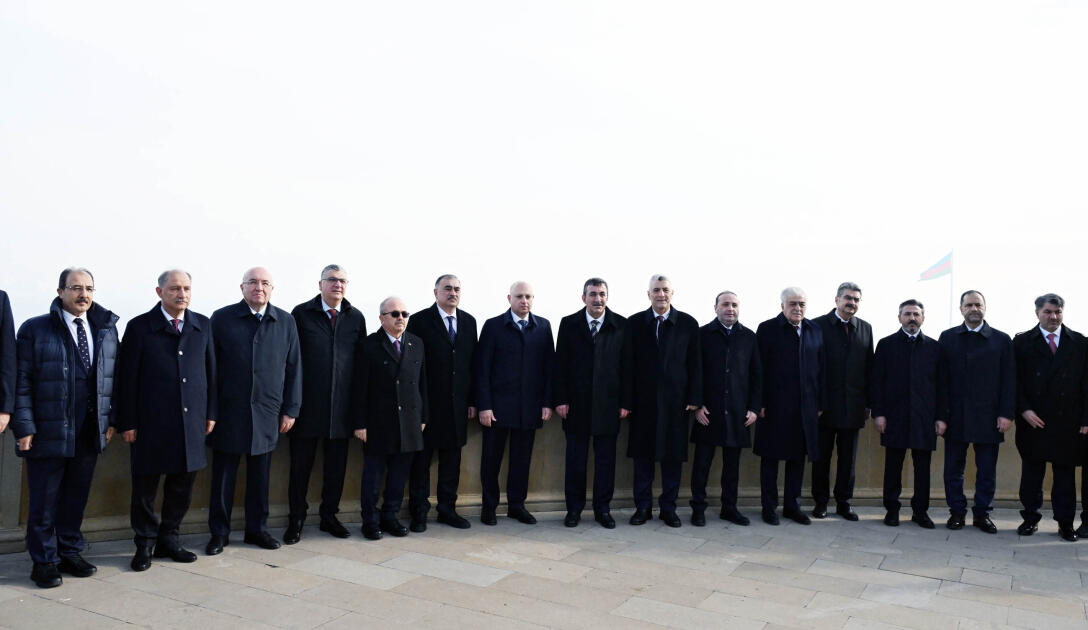 Вице-президент Турции почтил память шехидов в Баку